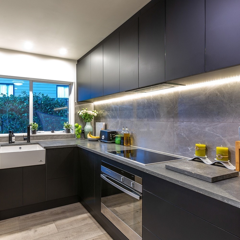 Unités de cuisine simples en forme de L ensemble de placard de cuisine en bois massif noir foncé modulaire de luxe