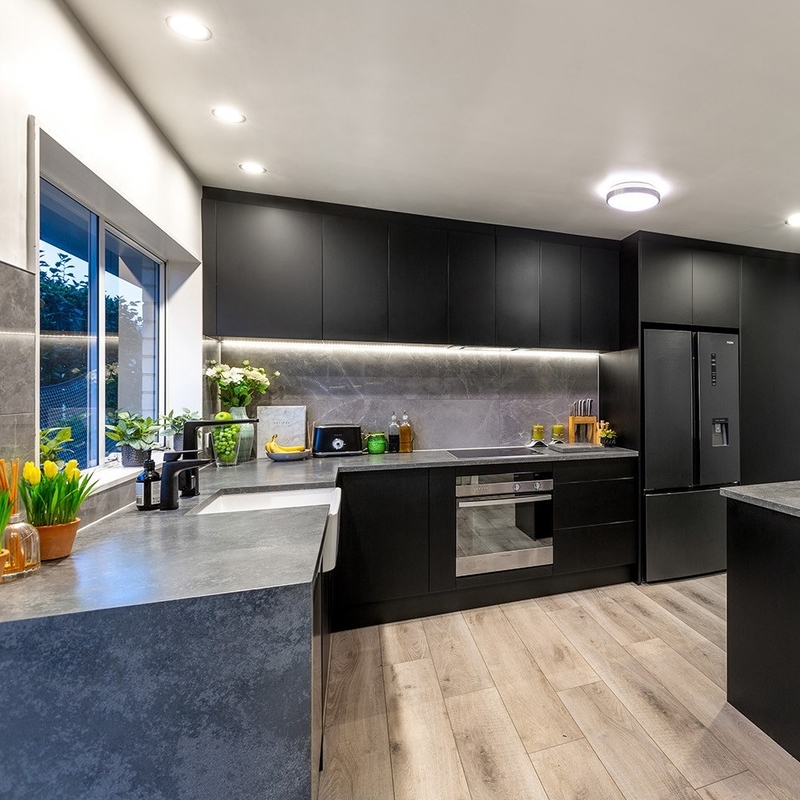 Unités de cuisine simples en forme de L ensemble de placard de cuisine en bois massif noir foncé modulaire de luxe