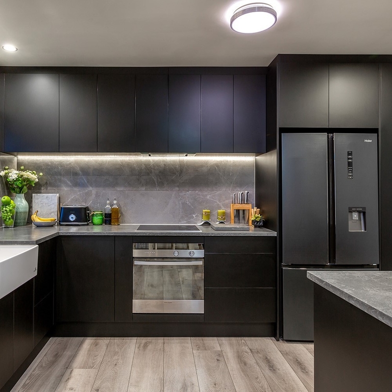 Unités de cuisine simples en forme de L ensemble de placard de cuisine en bois massif noir foncé modulaire de luxe