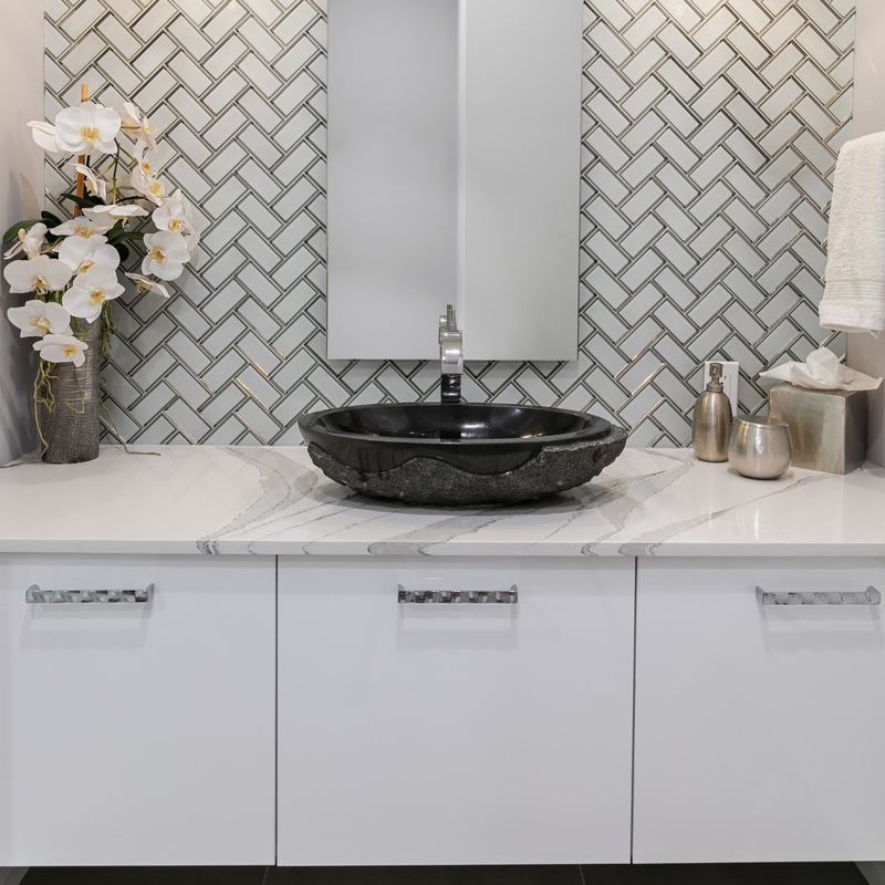 Vanité en céramique de salle de bains de bassin de peinture de laque avec la plaine blanche fixée au mur de miroir à haute brillance