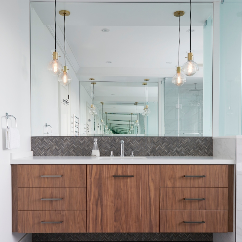 La salle de bains de miroir de rectangle place la vanité de luxe moderne de salle de bains de grain de placage en bois de bois de construction avec l'évier