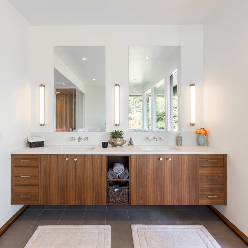 La salle de bains de miroir de rectangle place la vanité de luxe moderne de salle de bains de grain de placage en bois de bois de construction avec l'évier