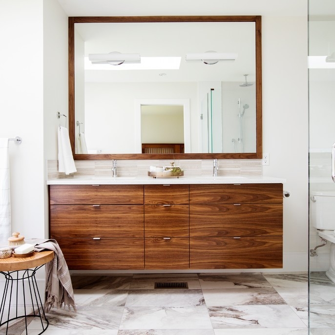 La salle de bains de miroir de rectangle place la vanité de luxe moderne de salle de bains de grain de placage en bois de bois de construction avec l'évier