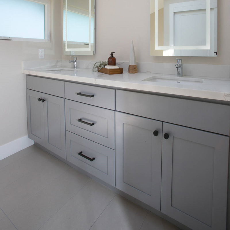 Unités de vanité de salle de bain en laque montées au sol en bois Shaker gris clair 72 pouces double miroir