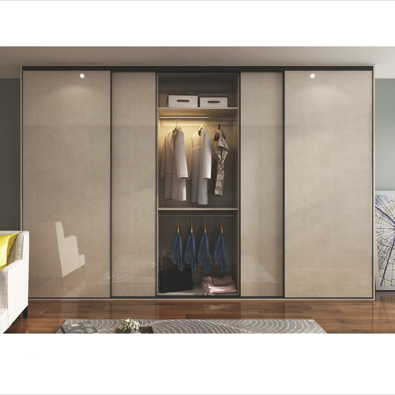 Le meuble de rangement moderne de garde-robe de laque a adapté la chambre à coucher de garde-robe de porte coulissante à haute brillance