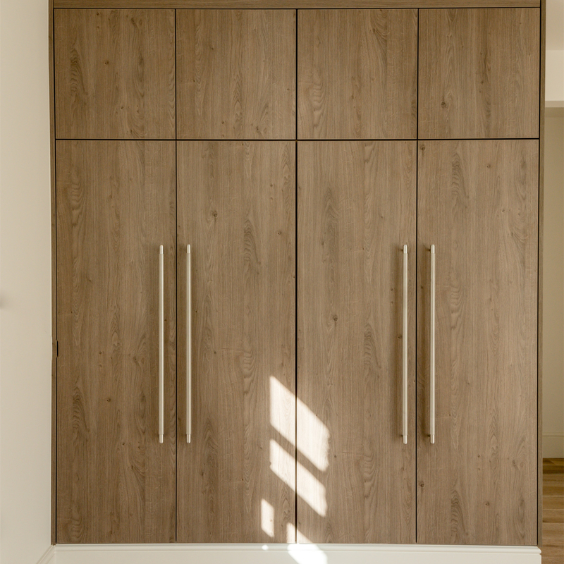 La garde-robe en bois de porte d'oscillation de mélamine de grain a équipé reflété des poignées d'acier inoxydable