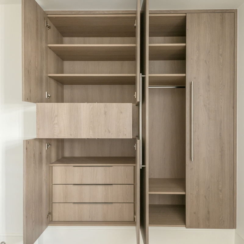 La garde-robe en bois de porte d'oscillation de mélamine de grain a équipé reflété des poignées d'acier inoxydable