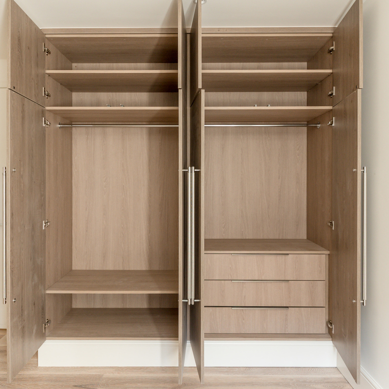 La garde-robe en bois de porte d'oscillation de mélamine de grain a équipé reflété des poignées d'acier inoxydable