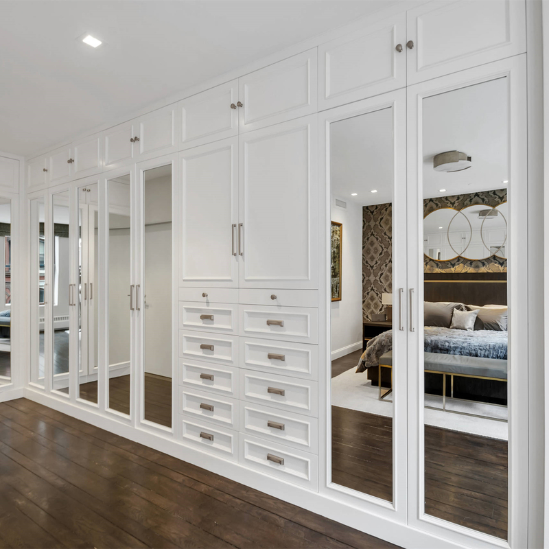 Promenade colorée dans la promenade de chambre à coucher principale par le cabinet avec du bois solide de classique de miroir