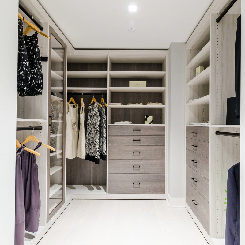 U forment la promenade en bois de Matte Grey Melamine Walk Through Wardrobe dans le stockage de robe longue