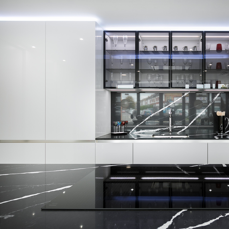 La coutume me font forment le buffet de laque base blanche à haute brillance Matte Gray Island