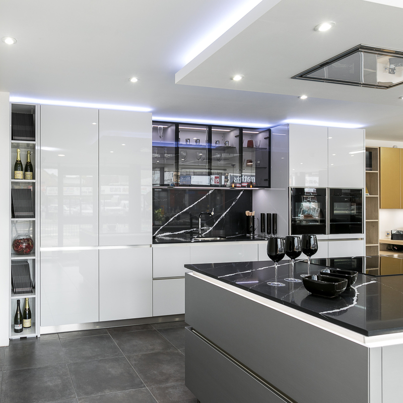 La coutume me font forment le buffet de laque base blanche à haute brillance Matte Gray Island