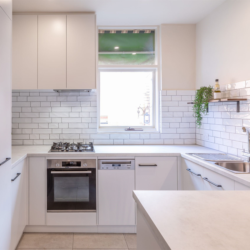 Petite armoire de cuisine Carb P1 tout en un espace efficace en mélamine blanche mate