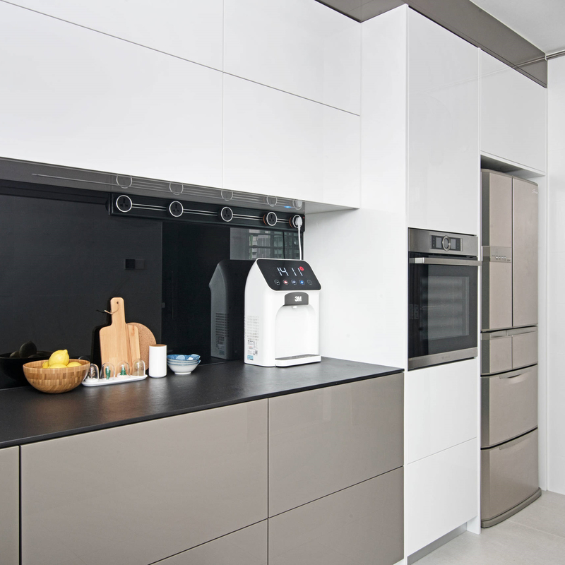 Armoire de cuisine en laque grise et blanche à haute brillance de petite taille Armoire de garde-manger de cuisine intelligente