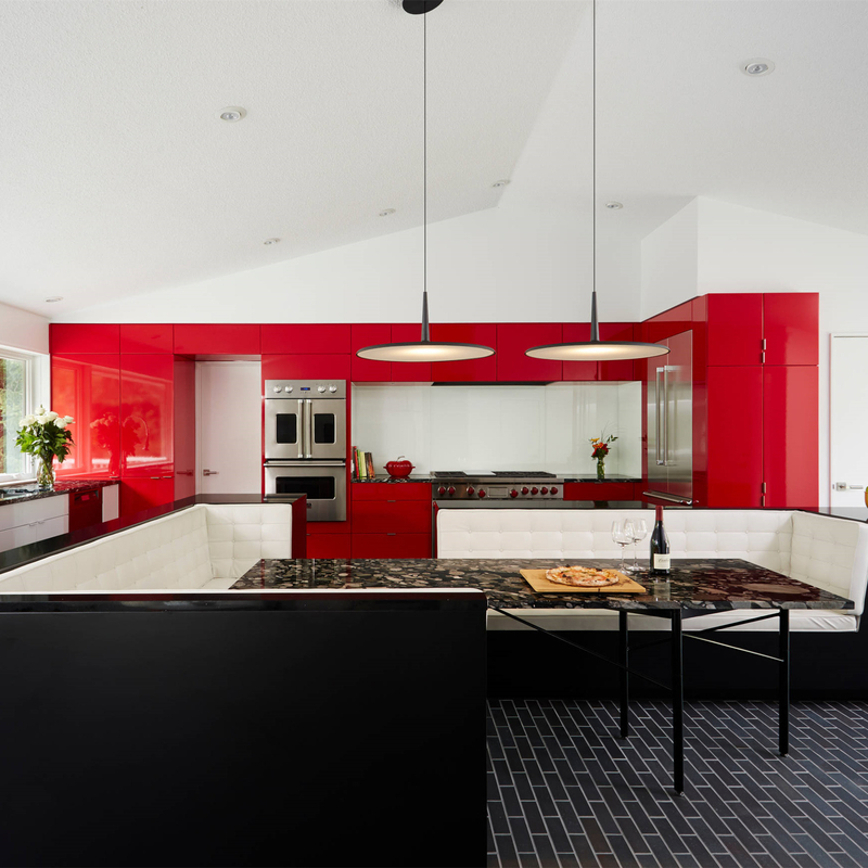 Les armoires de cuisine de couleur rouge vin à haute brillance complètent la cuisine moderne de laque d'écran plat