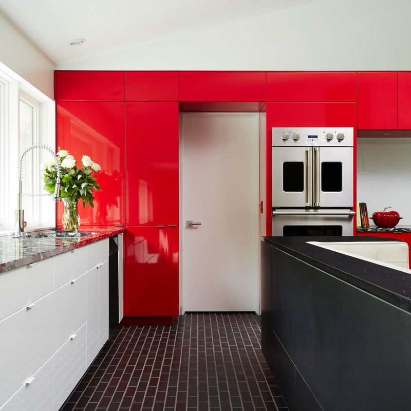 Les armoires de cuisine de couleur rouge vin à haute brillance complètent la cuisine moderne de laque d'écran plat