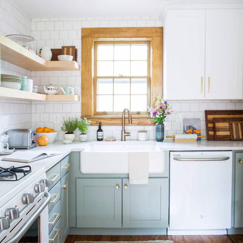 Petit meuble de cuisine en laque bleu clair de style shaker américain avec évier pour cottage