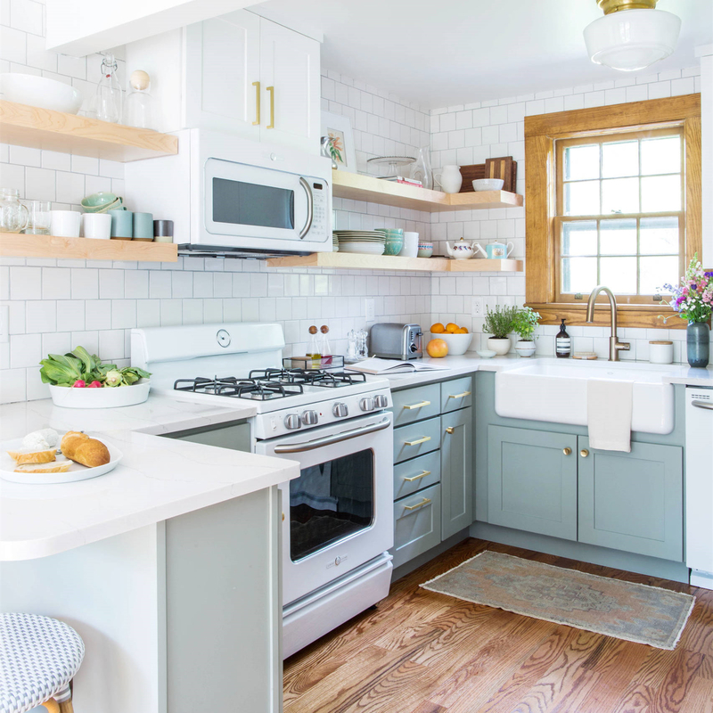 Petit meuble de cuisine en laque bleu clair de style shaker américain avec évier pour cottage