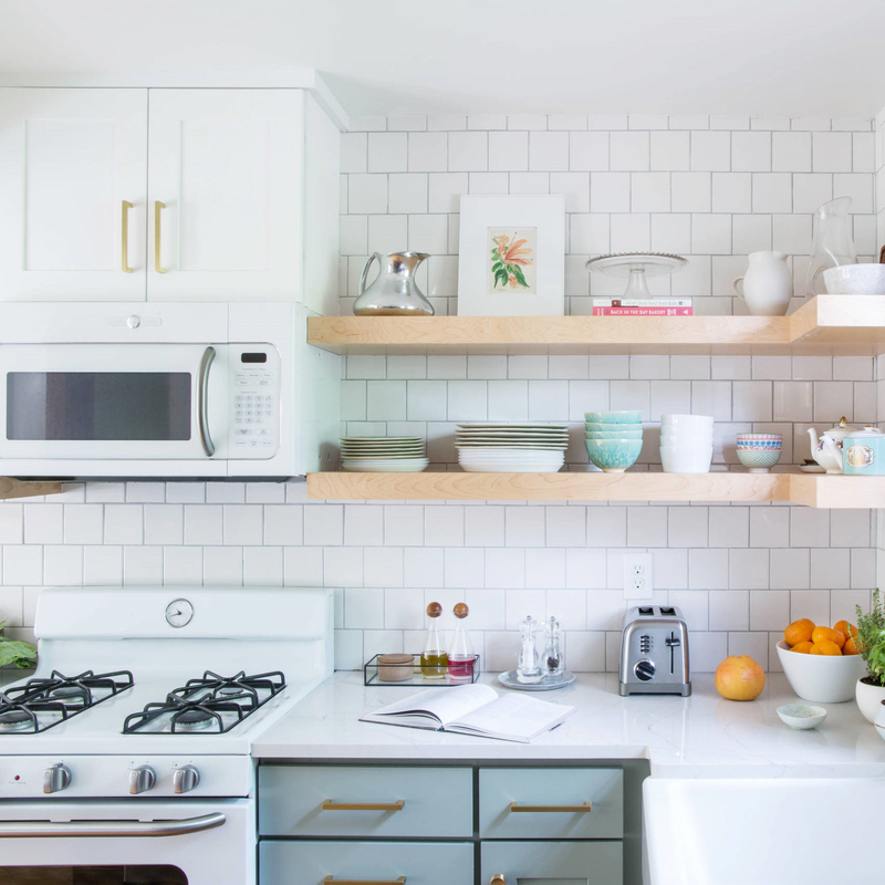 Petit meuble de cuisine en laque bleu clair de style shaker américain avec évier pour cottage
