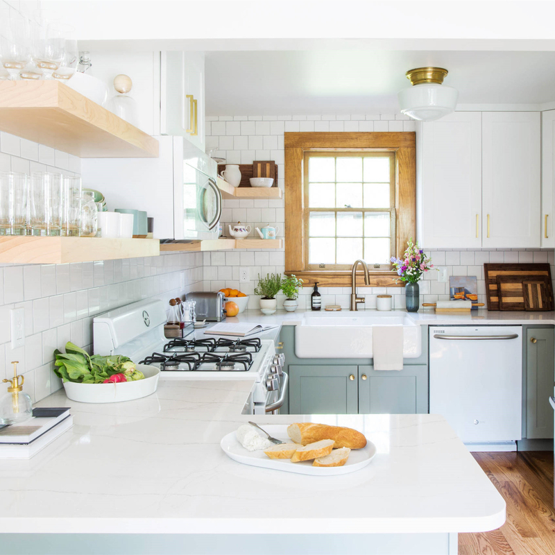 Petit meuble de cuisine en laque bleu clair de style shaker américain avec évier pour cottage
