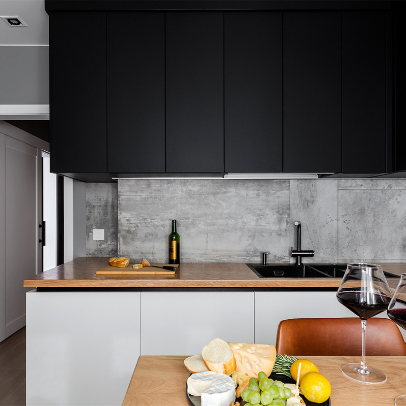 Armoire de cuisine mate noire et blanche à écran plat tout en un avec sans poignées