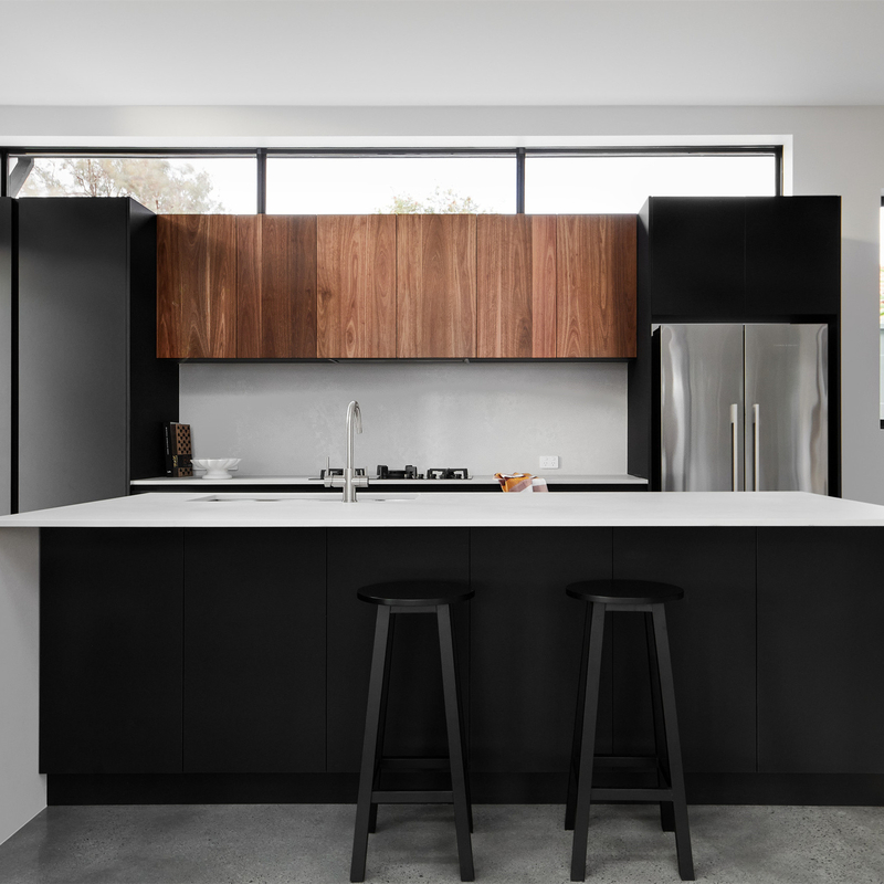 Armoire de cuisine mate noire et blanche à écran plat tout en un avec sans poignées
