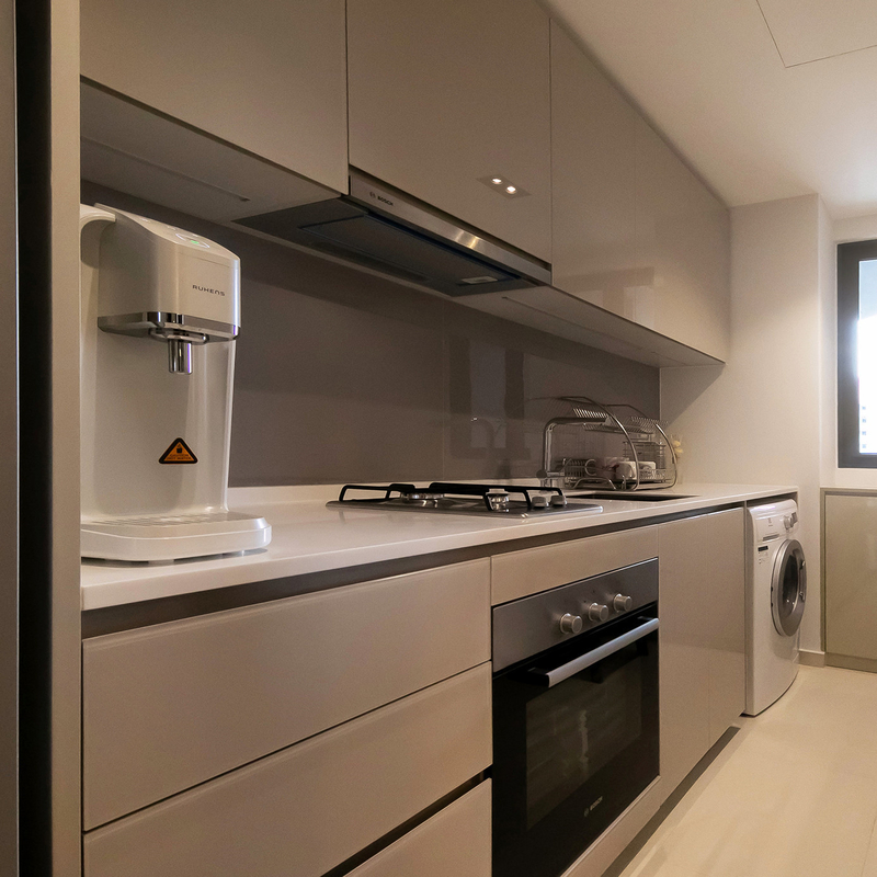 Ensemble d'unités de cuisine en laque haute brillance blanc et gris petite cuisine sans poignées Home Kitchenette