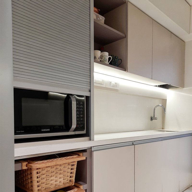 Ensemble d'unités de cuisine en laque haute brillance blanc et gris petite cuisine sans poignées Home Kitchenette