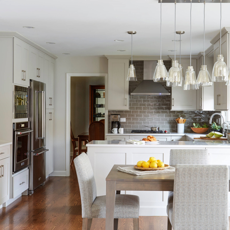 Armoire de cuisine blanche en forme de U de laque de dispositif trembleur avec le garde-manger faisant le coin fixé au mur