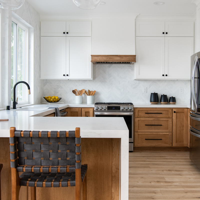 Armoires de cuisine suspendues au mur blanc Shaker avec comptoirs en quartz charnières à fermeture douce en bois massif