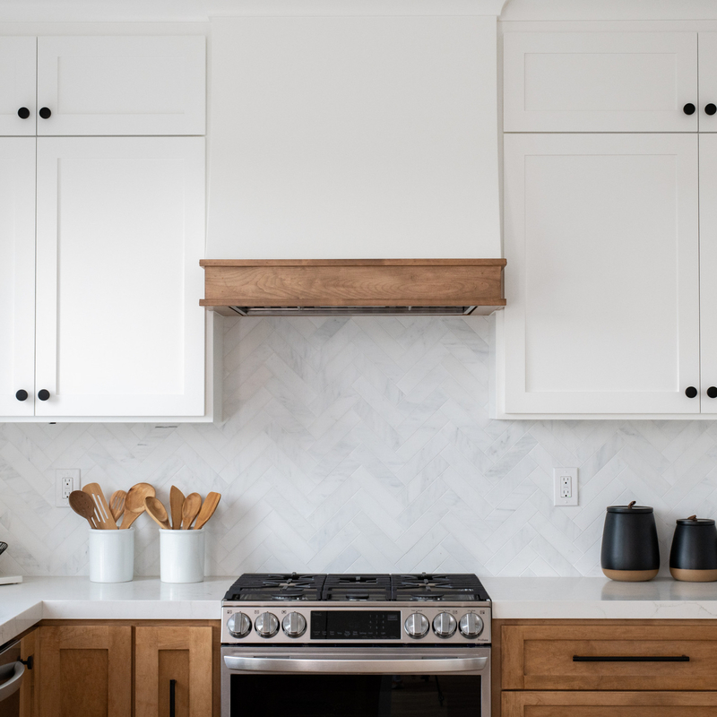 Armoires de cuisine suspendues au mur blanc Shaker avec comptoirs en quartz charnières à fermeture douce en bois massif
