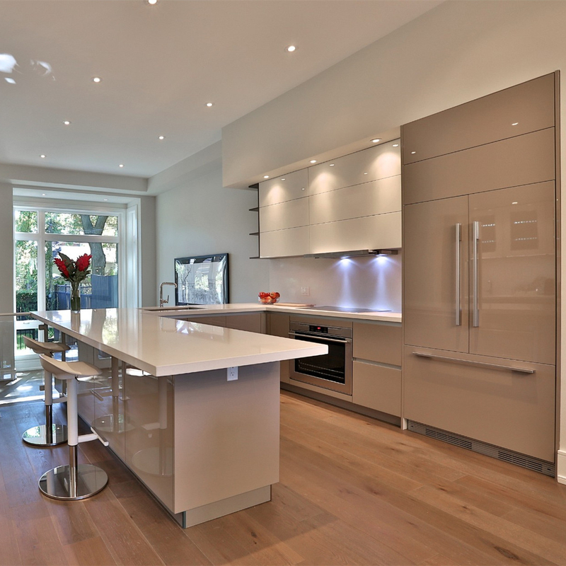 U forment le buffet accrochant à haute brillance blanc et de Grey Lacquer Kitchen Furniture Wall avec la conception Handless