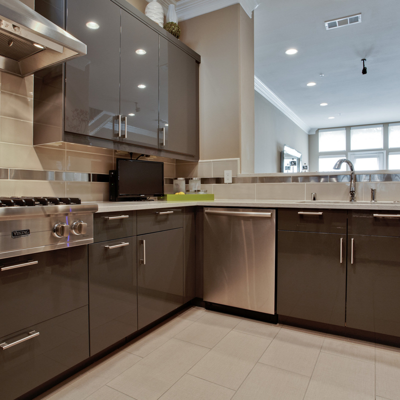 U forment les buffets foncés à haute brillance de Grey Lacquer Electric Touch Open pour la villa