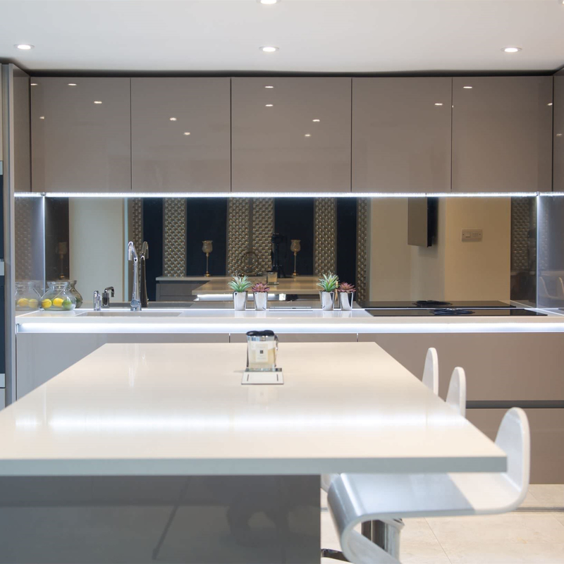 Prêt à être assemblé Design sans mains Champagne High Gloss Acrylique Board Armoire de cuisine allemande avec île